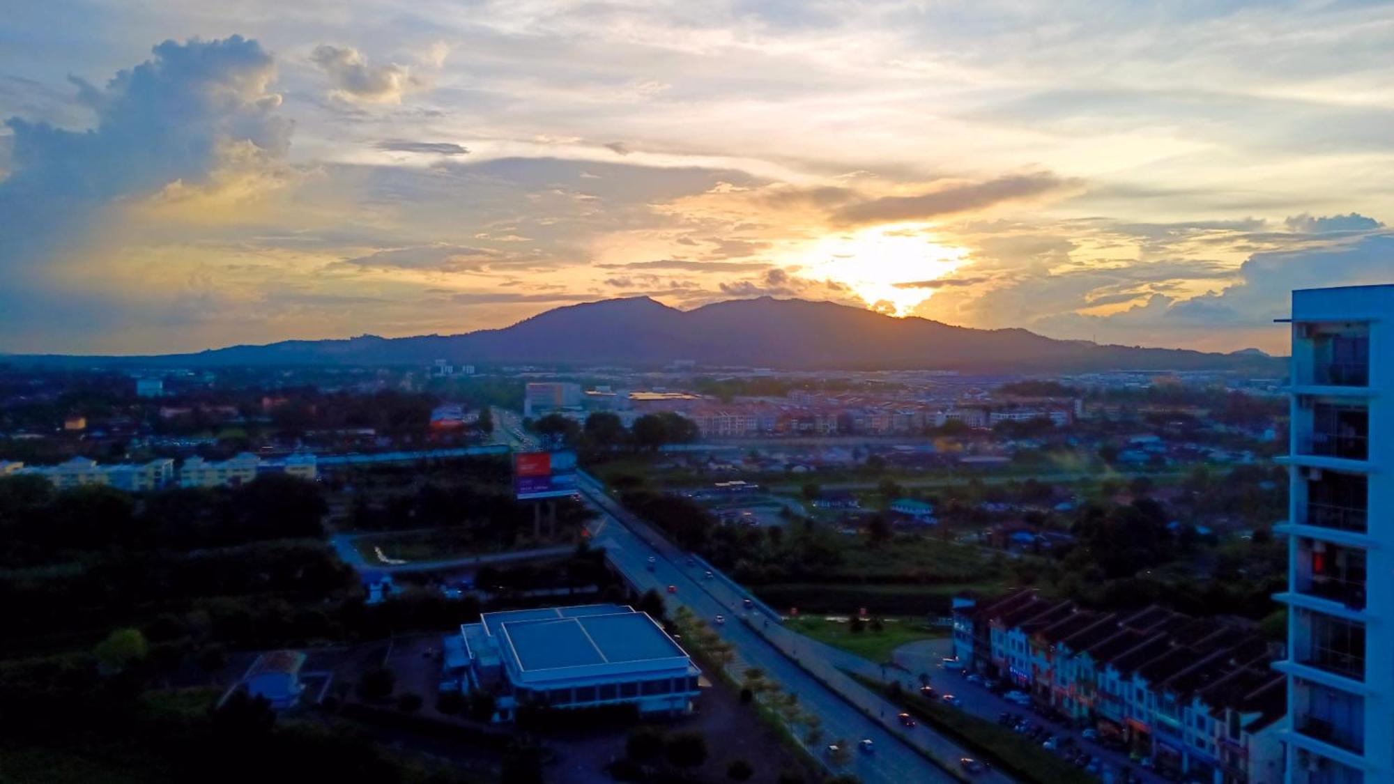 Apartment D'putra 1min To Ioimall Near Jpo, Senai Airport *