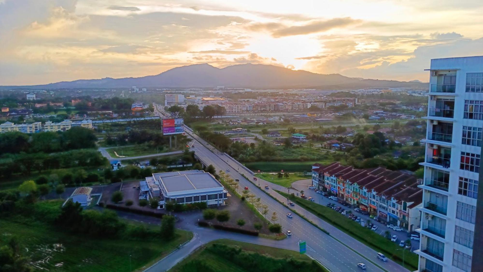 Apartment D'putra 1min To Ioimall Near Jpo, Senai Airport